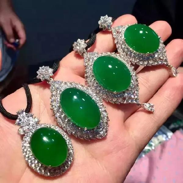 几十万的翡翠蛋面用“白纸配铜托”包装的猫腻！  第4张