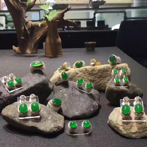 几十万的翡翠蛋面用“白纸配铜托”包装的猫腻！  第2张