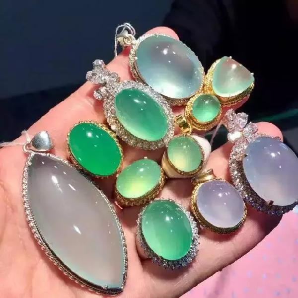 几十万的翡翠蛋面用“白纸配铜托”包装的猫腻！  第7张