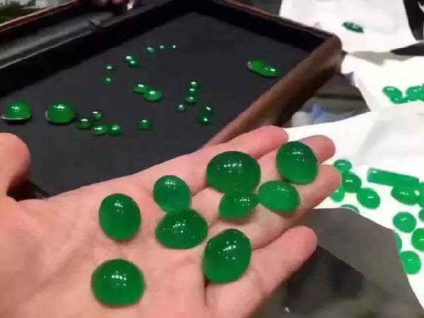 几十万的翡翠蛋面用“白纸配铜托”包装的猫腻！  第10张