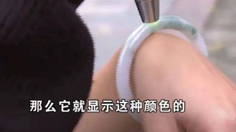 天然冰种飘花翡翠手镯只需866？假一赔四也不能信！  第3张