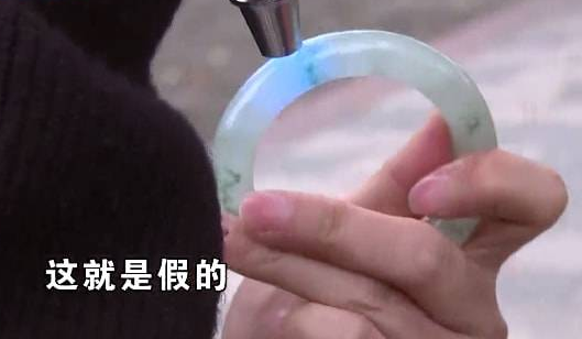 天然冰种飘花翡翠手镯只需866？假一赔四也不能信！  第4张