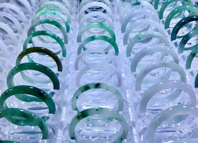 翡翠里的“一手走”和“一手货源”是一个意思吗？  第2张