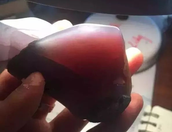 世人厌弃的翡翠怪桩料，小伙斗胆下手，制品出来后打脸！  第2张