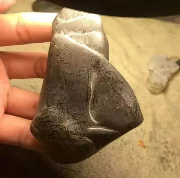 世人厌弃的翡翠怪桩料，小伙斗胆下手，制品出来后打脸！  第3张