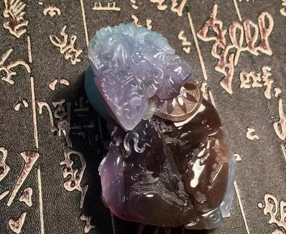 世人厌弃的翡翠怪桩料，小伙斗胆下手，制品出来后打脸！  第5张