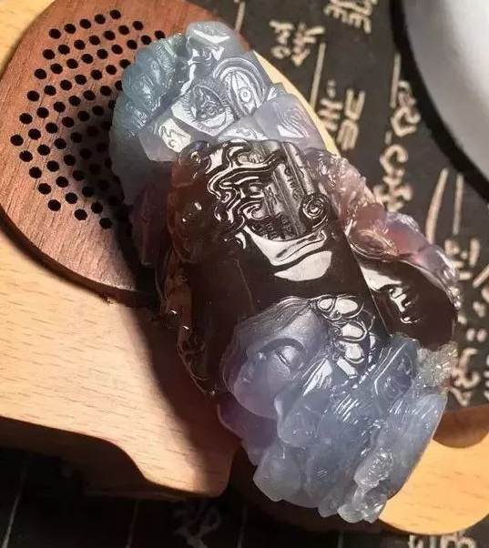 世人厌弃的翡翠怪桩料，小伙斗胆下手，制品出来后打脸！  第4张