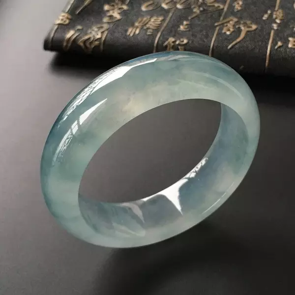 翡翠手镯费料，导致翡翠手镯价格高？  第2张