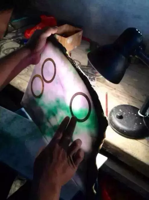 翡翠手镯费料，导致翡翠手镯价格高？  第4张