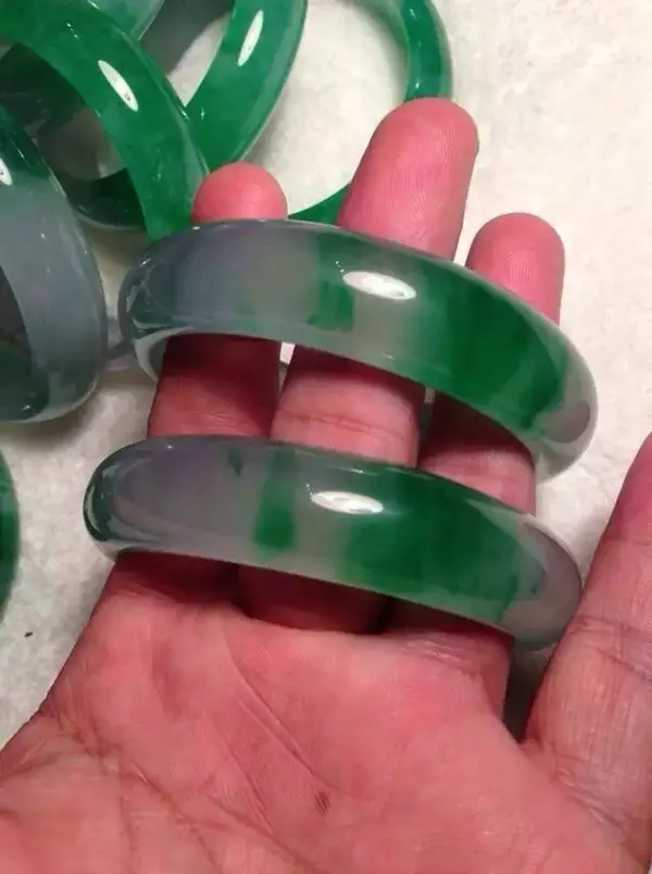 翡翠手镯费料，导致翡翠手镯价格高？  第8张