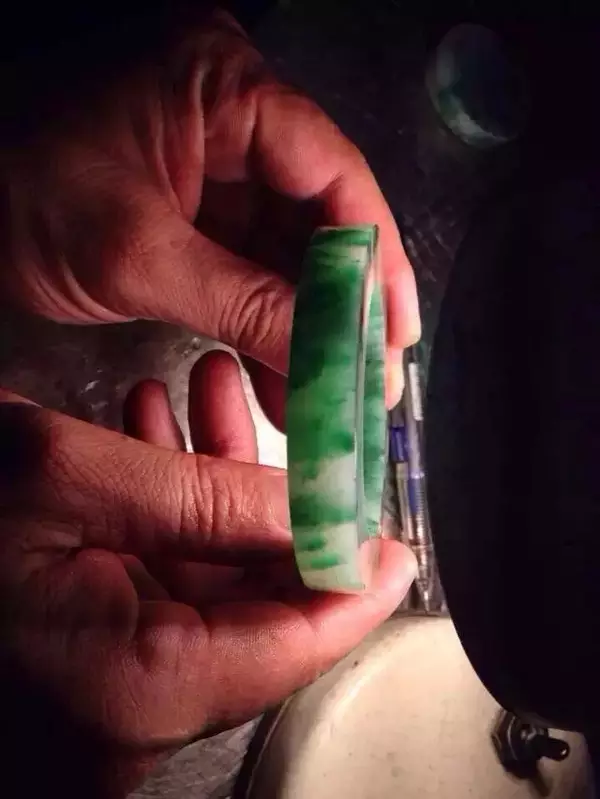 翡翠手镯费料，导致翡翠手镯价格高？  第6张