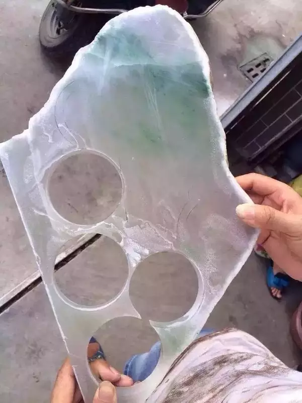 翡翠手镯费料，导致翡翠手镯价格高？  第5张