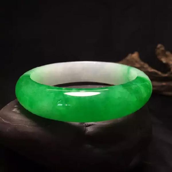 翡翠带久了发黄的原因是什么？  第4张