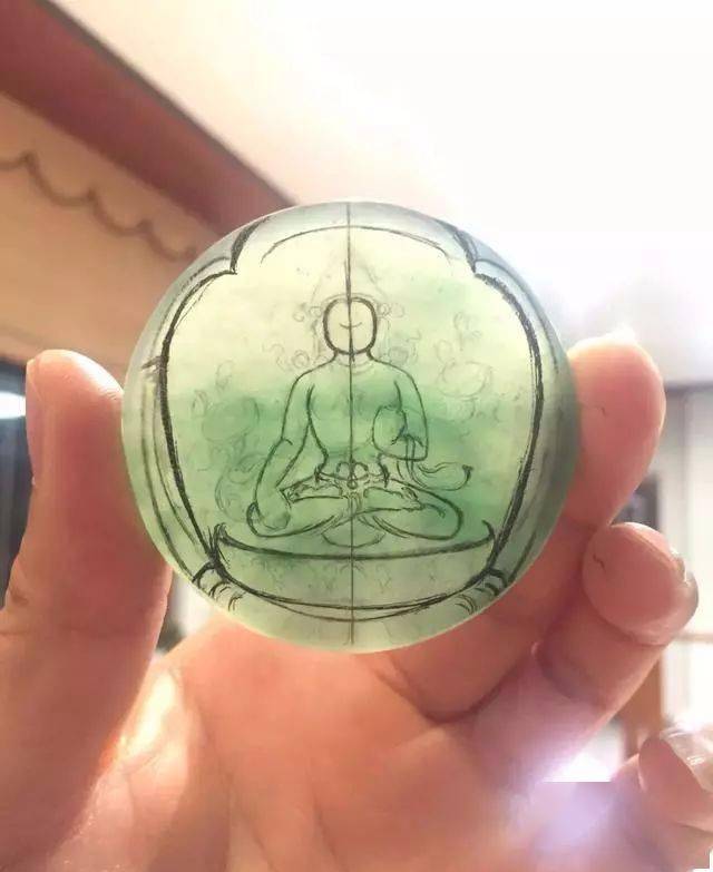 货主在地摊一见钟情的翡翠片料，几番雕刻往后制品真是羡煞旁人！  第2张