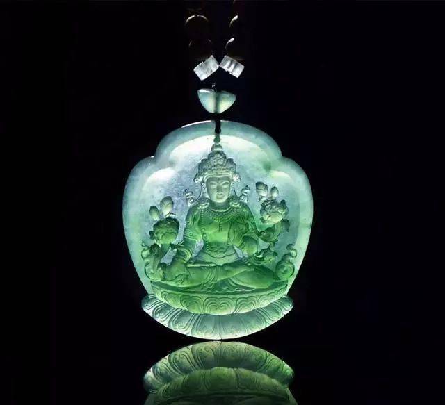 货主在地摊一见钟情的翡翠片料，几番雕刻往后制品真是羡煞旁人！  第6张