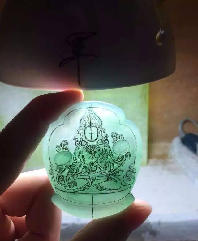 货主在地摊一见钟情的翡翠片料，几番雕刻往后制品真是羡煞旁人！  第3张