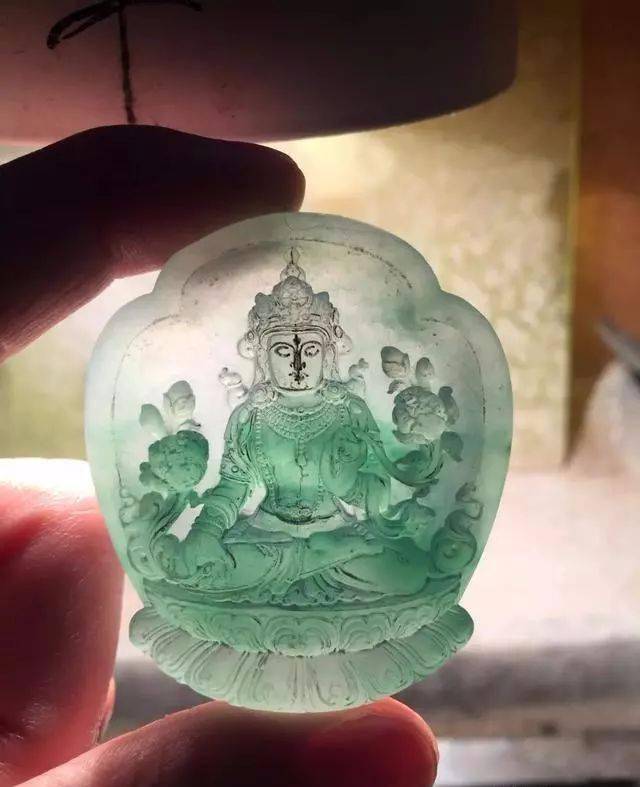 货主在地摊一见钟情的翡翠片料，几番雕刻往后制品真是羡煞旁人！  第5张