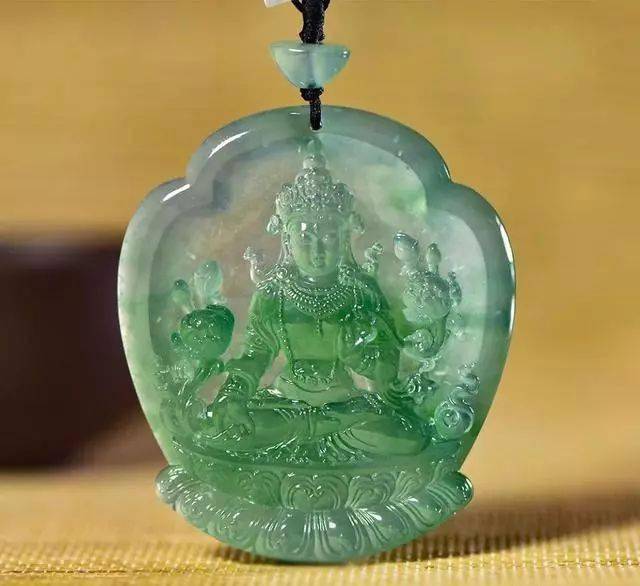 货主在地摊一见钟情的翡翠片料，几番雕刻往后制品真是羡煞旁人！  第7张