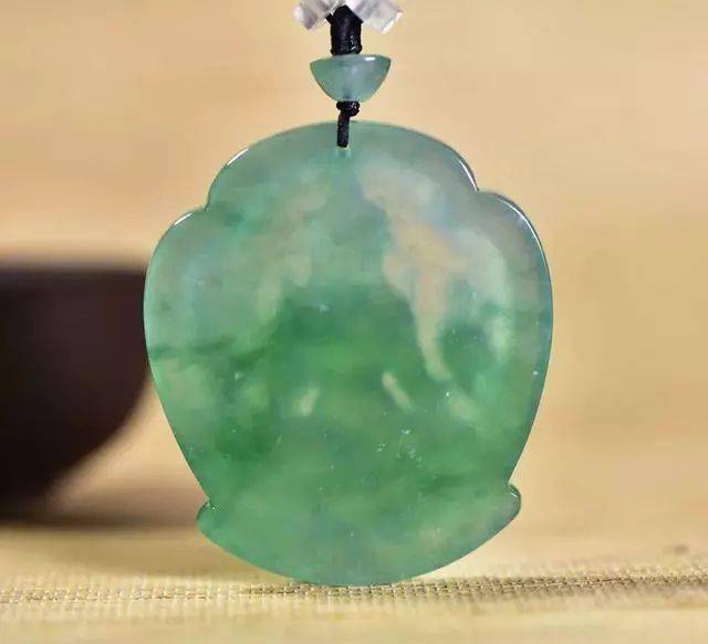 货主在地摊一见钟情的翡翠片料，几番雕刻往后制品真是羡煞旁人！  第8张