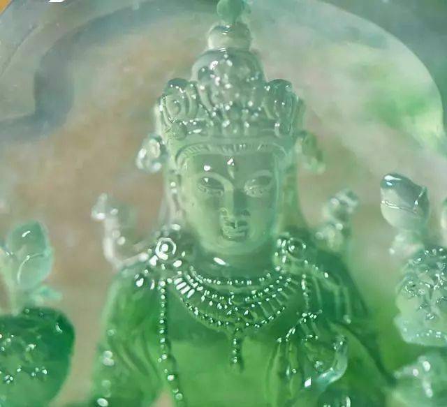 货主在地摊一见钟情的翡翠片料，几番雕刻往后制品真是羡煞旁人！  第9张