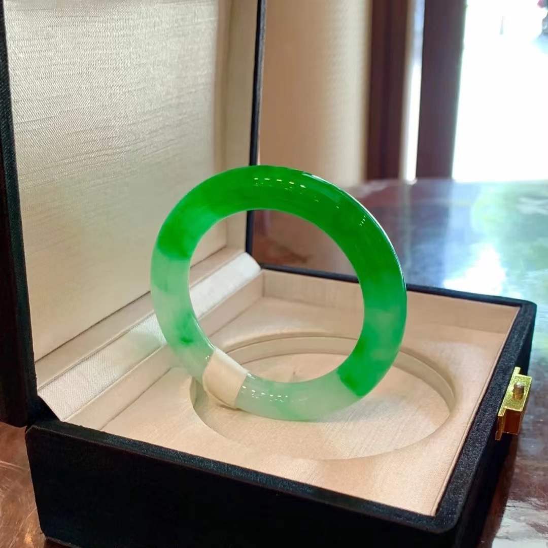 什么样的翡翠手镯收回变现价格高？  第3张