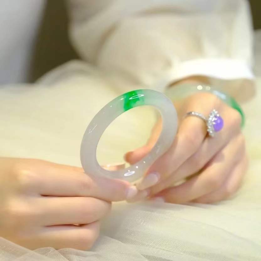 什么样的翡翠手镯收回变现价格高？  第4张