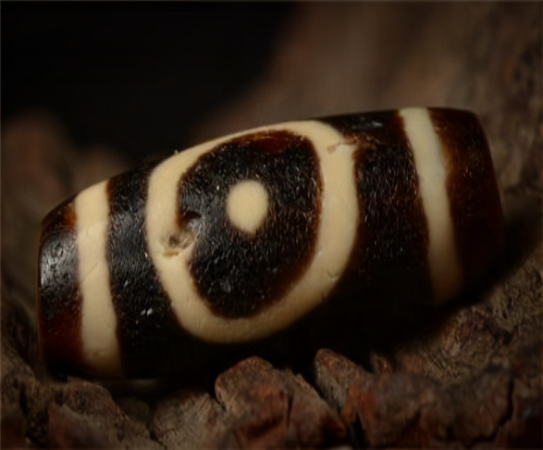 世上仅存两颗九眼天珠，李连杰花2000万求一颗，它为啥这么值钱  第2张