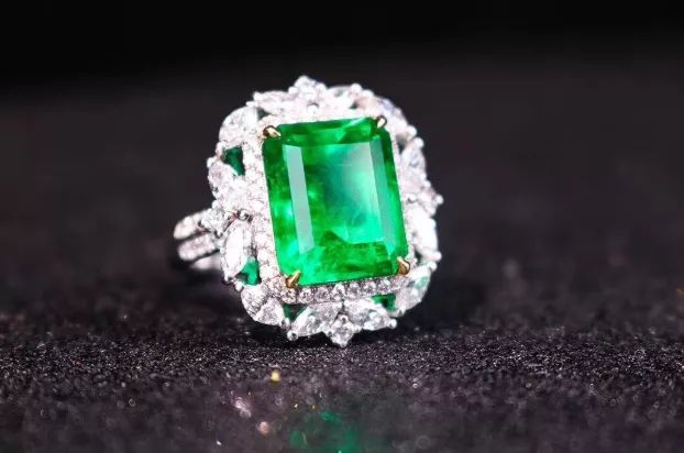 帝王绿翡翠是祖母绿吗？这两者又有什么区别？看完秒懂  第2张