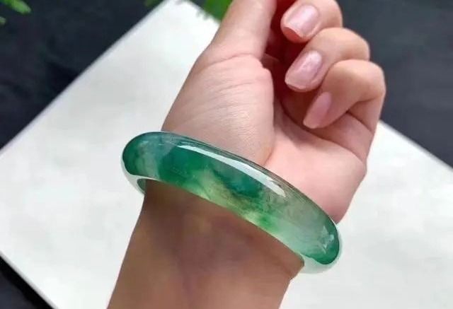 翡翠飘花和飘绿有什么区别，哪种价值更高？  第8张