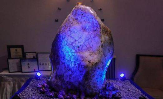 国际最大单体蓝宝石被发现，被命名为 "亚洲皇后"  第2张