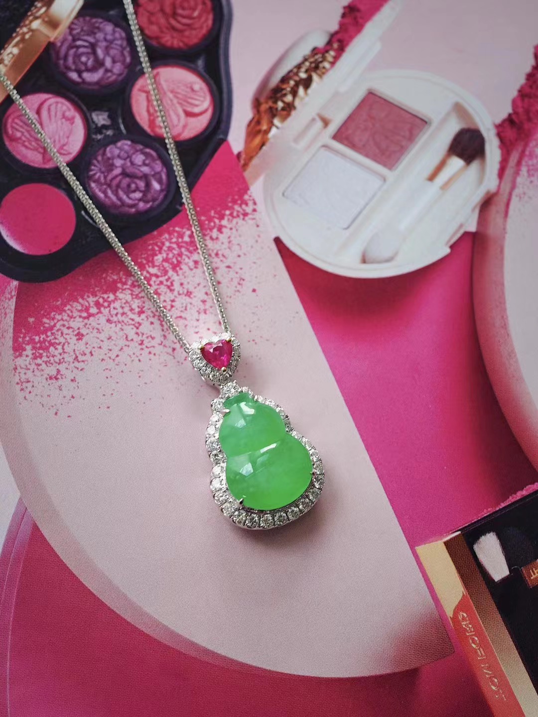 有一种首饰，出现冷艳的颜色冲击力，在翡翠中则是经久不衰的经典  第2张