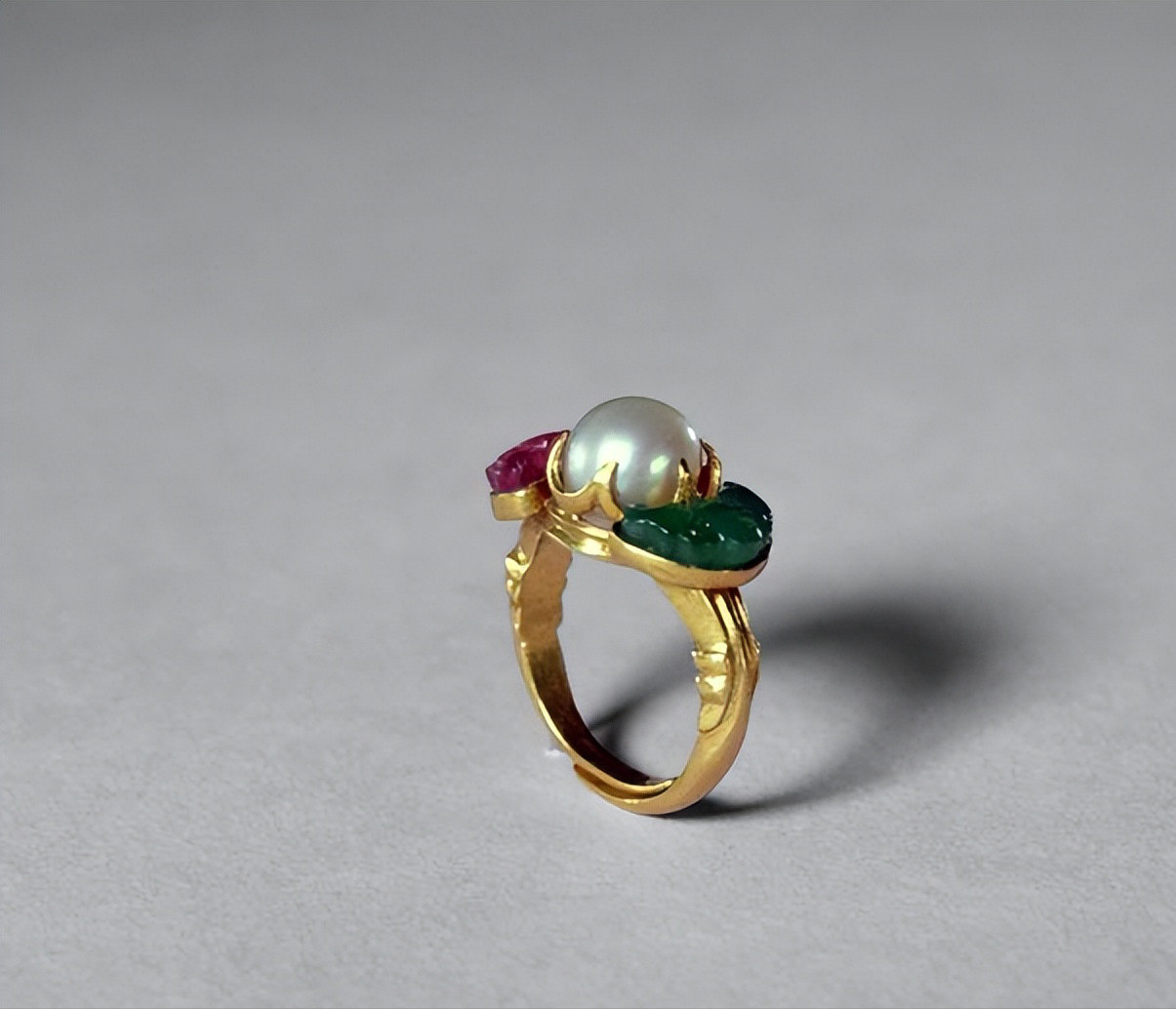 有一种首饰，出现冷艳的颜色冲击力，在翡翠中则是经久不衰的经典  第4张