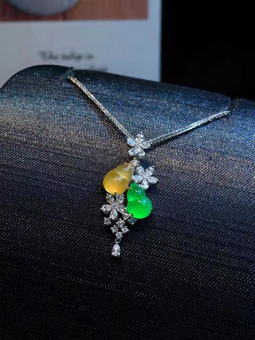 有一种首饰，出现冷艳的颜色冲击力，在翡翠中则是经久不衰的经典  第7张