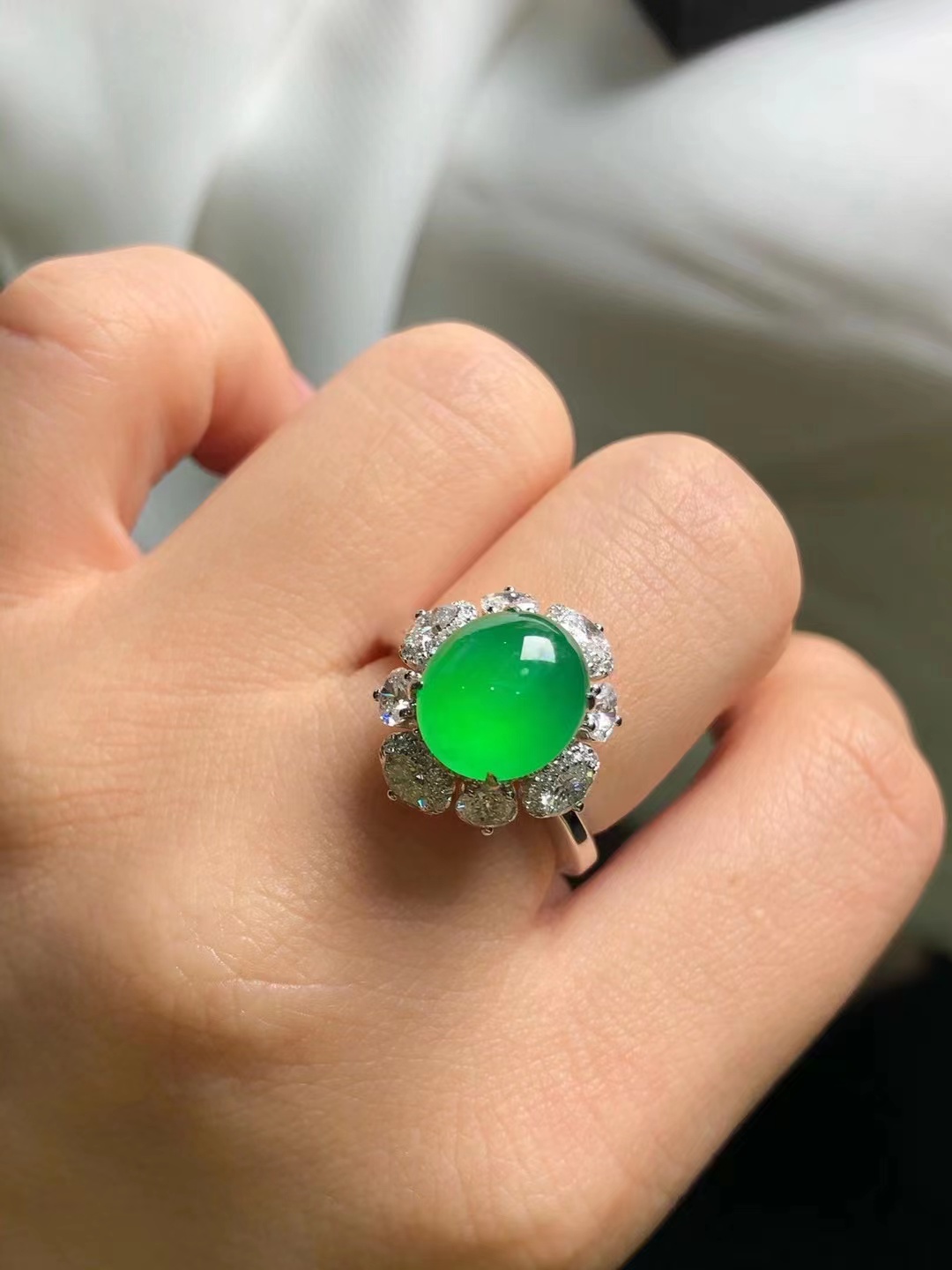 这种翡翠，被人描述甜过初恋的感觉，关键是佩带上身既减龄又时髦  第3张