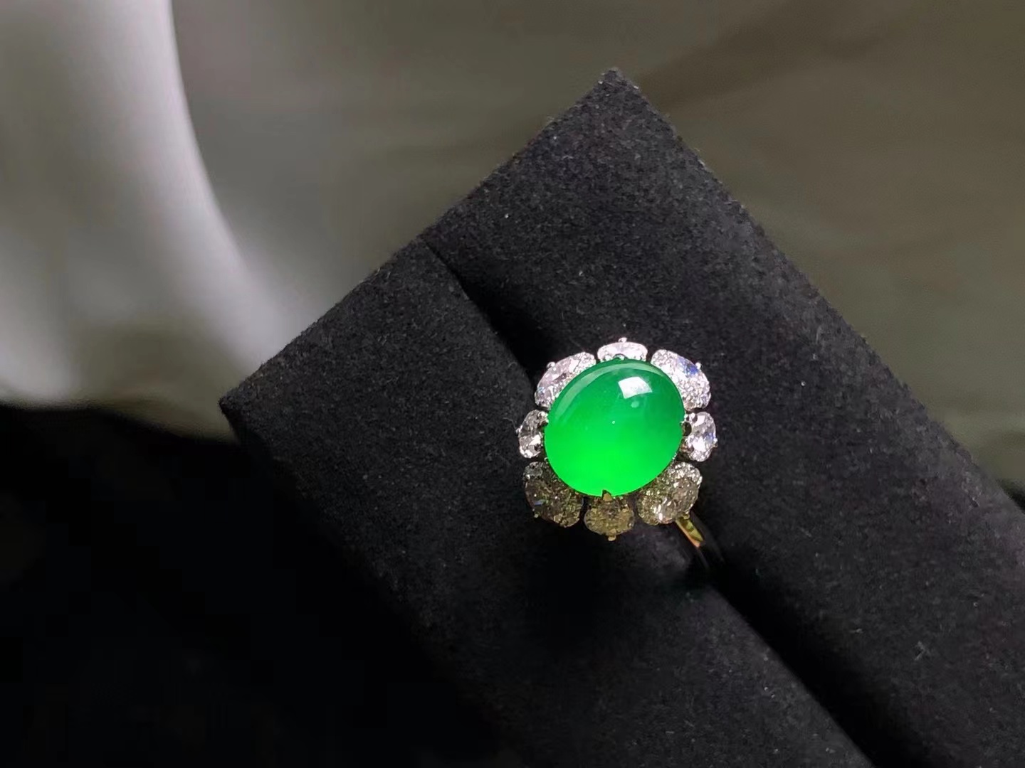 这种翡翠，被人描述甜过初恋的感觉，关键是佩带上身既减龄又时髦  第2张