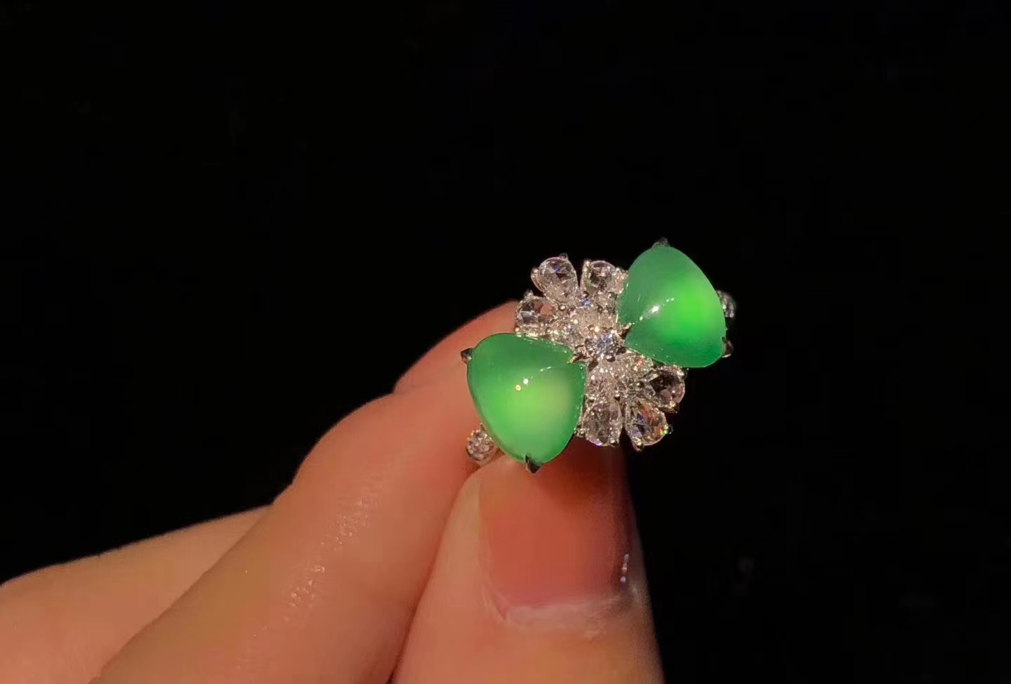 这种翡翠，被人描述甜过初恋的感觉，关键是佩带上身既减龄又时髦  第5张