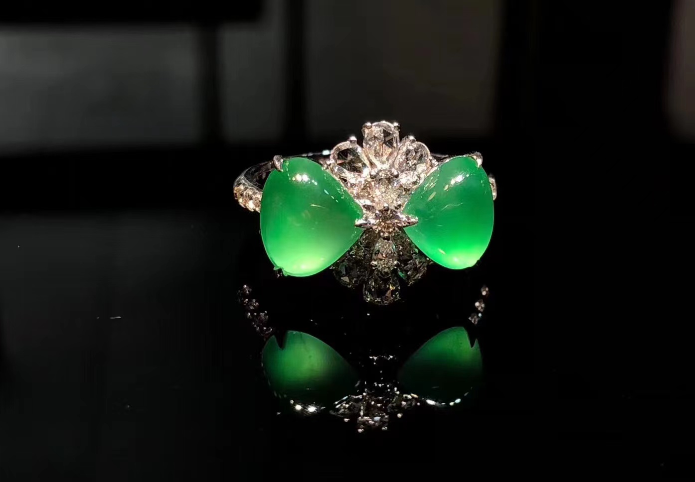 这种翡翠，被人描述甜过初恋的感觉，关键是佩带上身既减龄又时髦  第4张