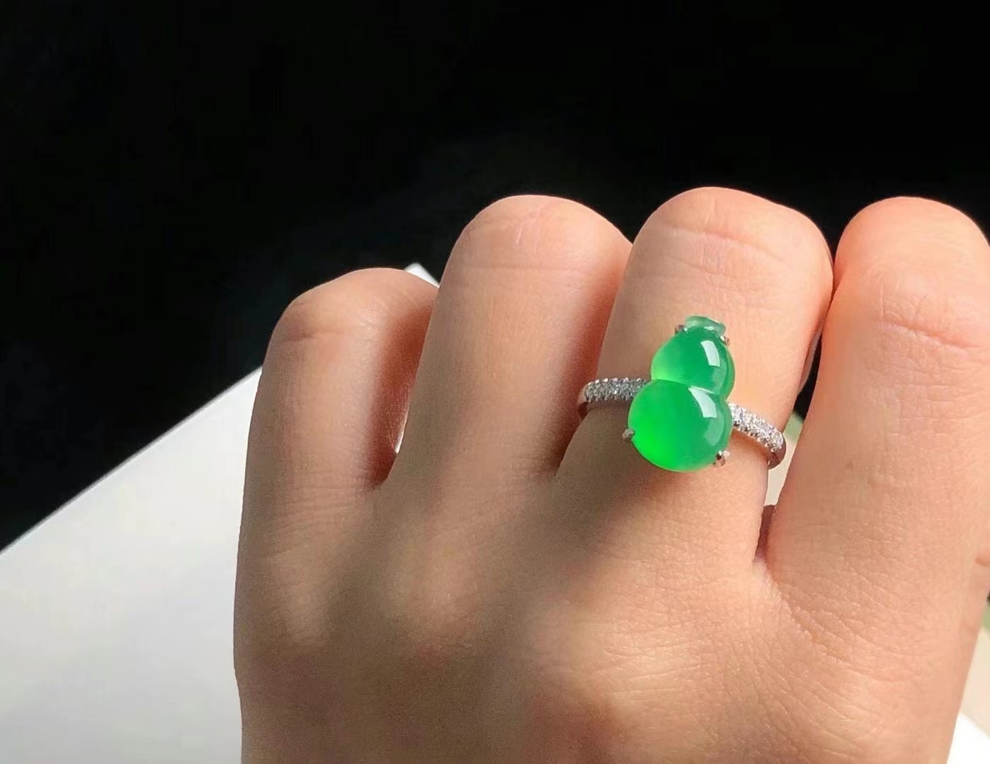 这种翡翠，被人描述甜过初恋的感觉，关键是佩带上身既减龄又时髦  第6张