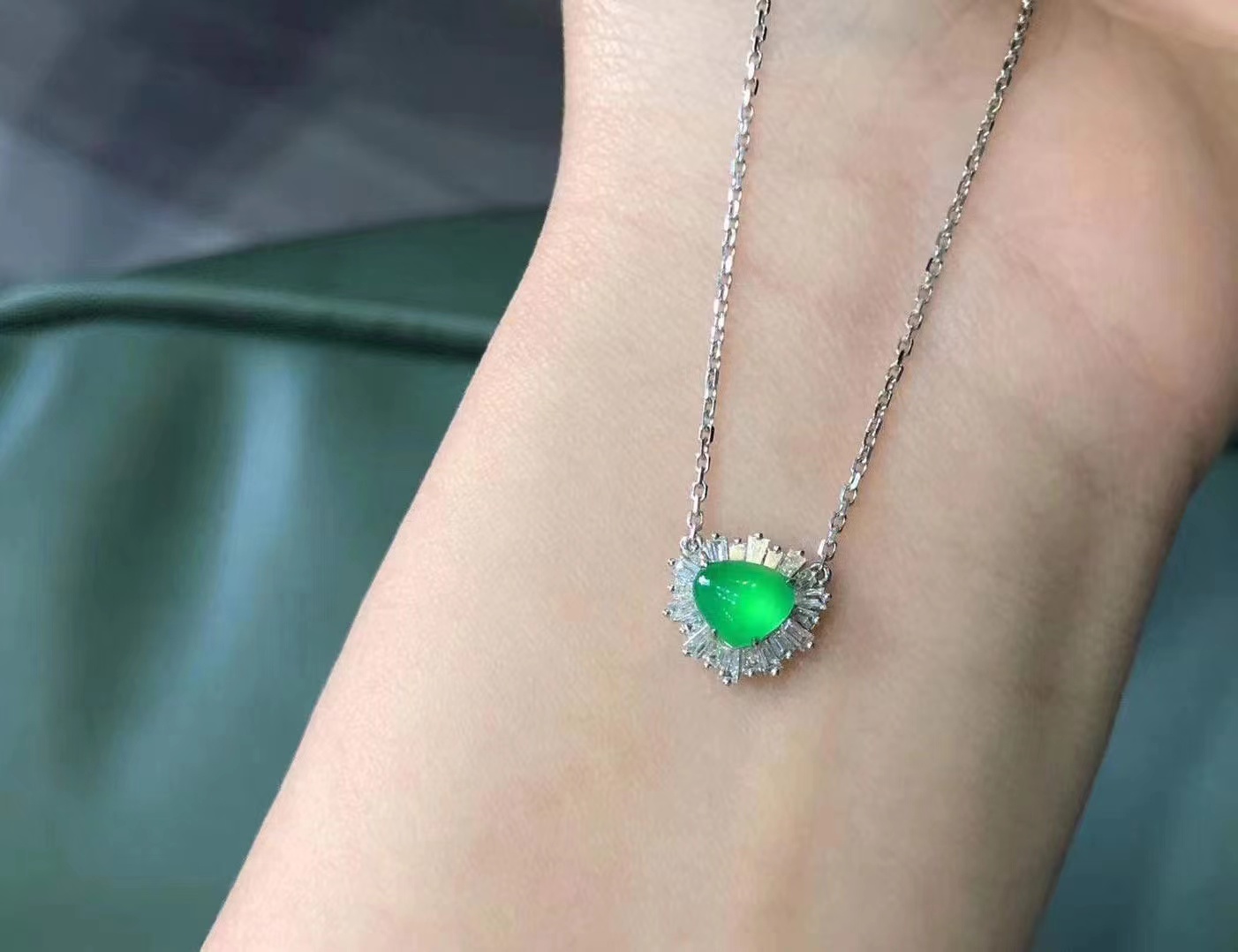 这种翡翠，被人描述甜过初恋的感觉，关键是佩带上身既减龄又时髦  第7张