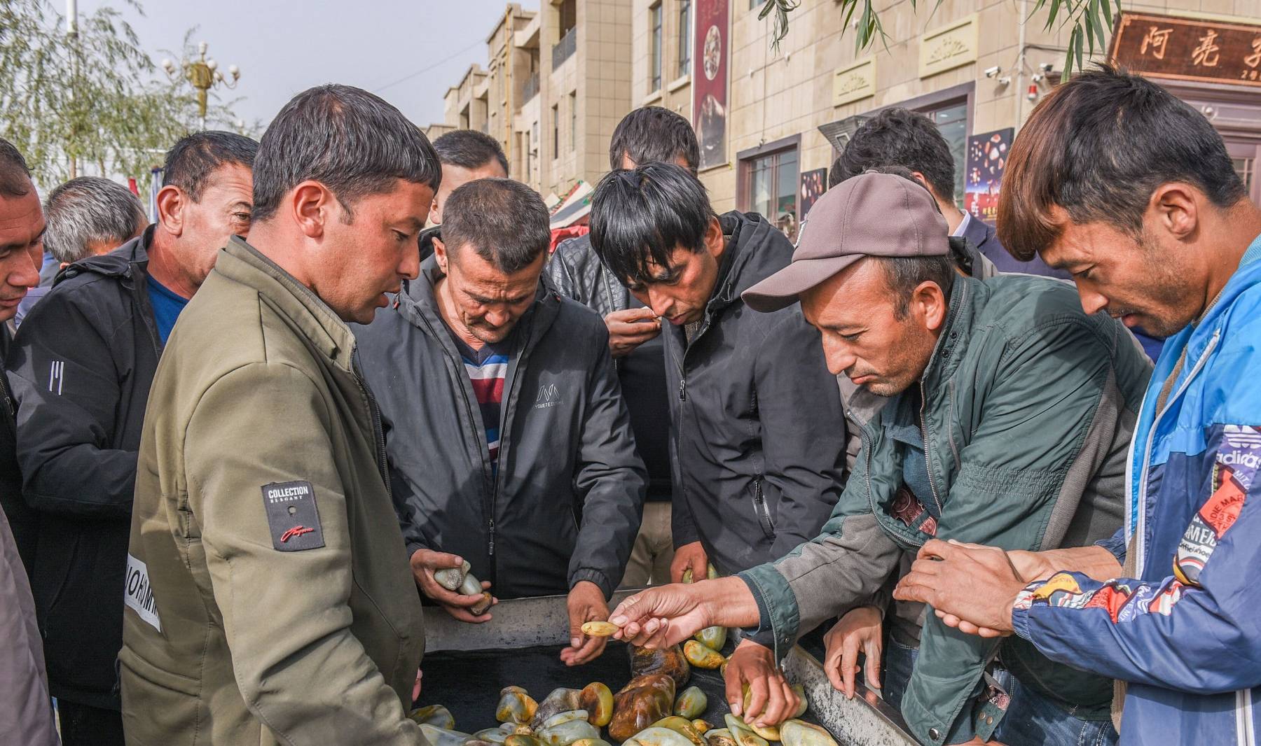 新疆和田河滨采玉场，游客也能挖，小伙挖获“宝物”有人出价6000  第2张