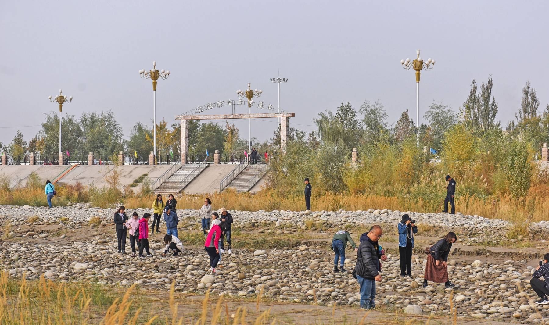 新疆和田河滨采玉场，游客也能挖，小伙挖获“宝物”有人出价6000  第3张