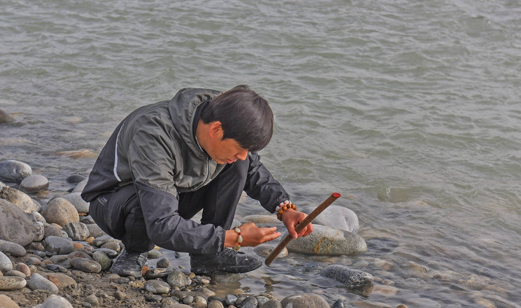 新疆和田河滨采玉场，游客也能挖，小伙挖获“宝物”有人出价6000  第4张