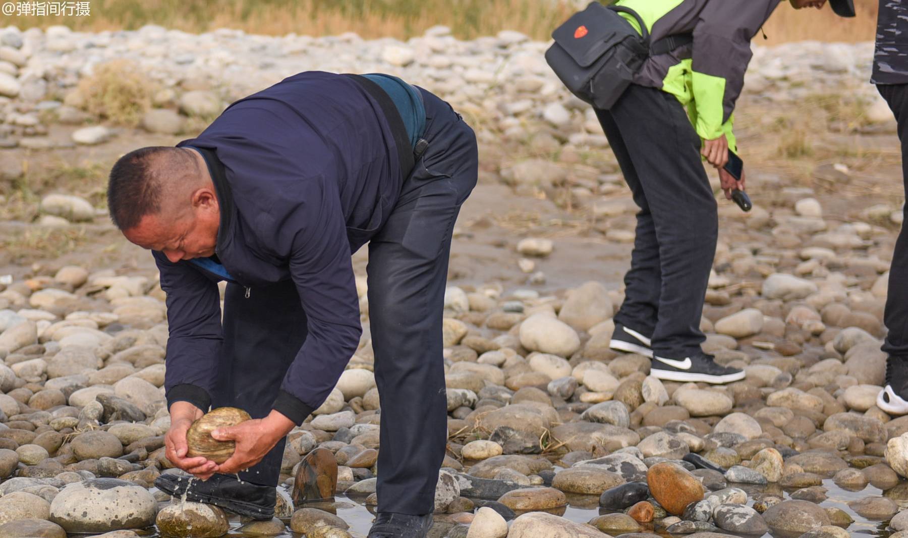 新疆和田河滨采玉场，游客也能挖，小伙挖获“宝物”有人出价6000  第6张