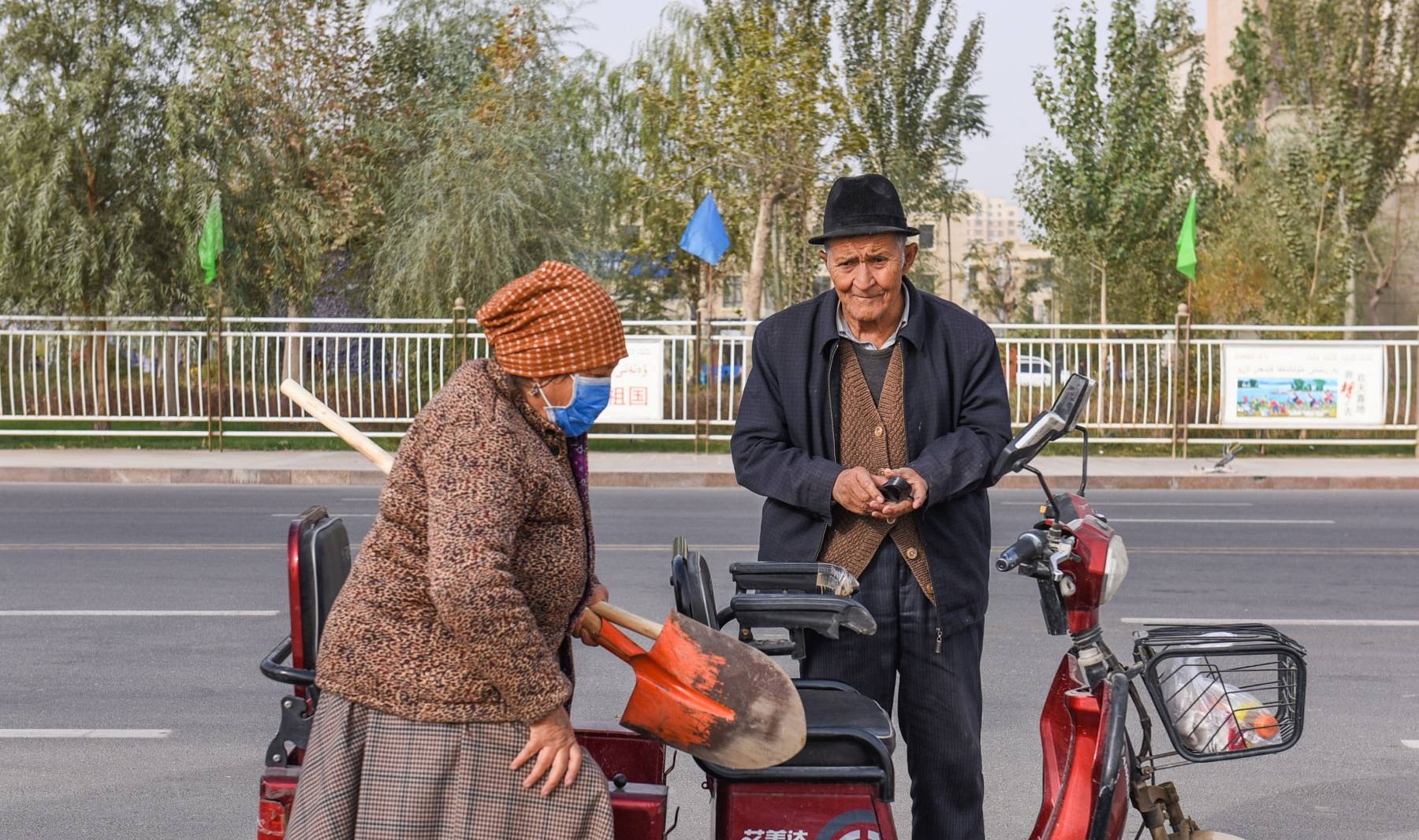 新疆和田河滨采玉场，游客也能挖，小伙挖获“宝物”有人出价6000  第5张