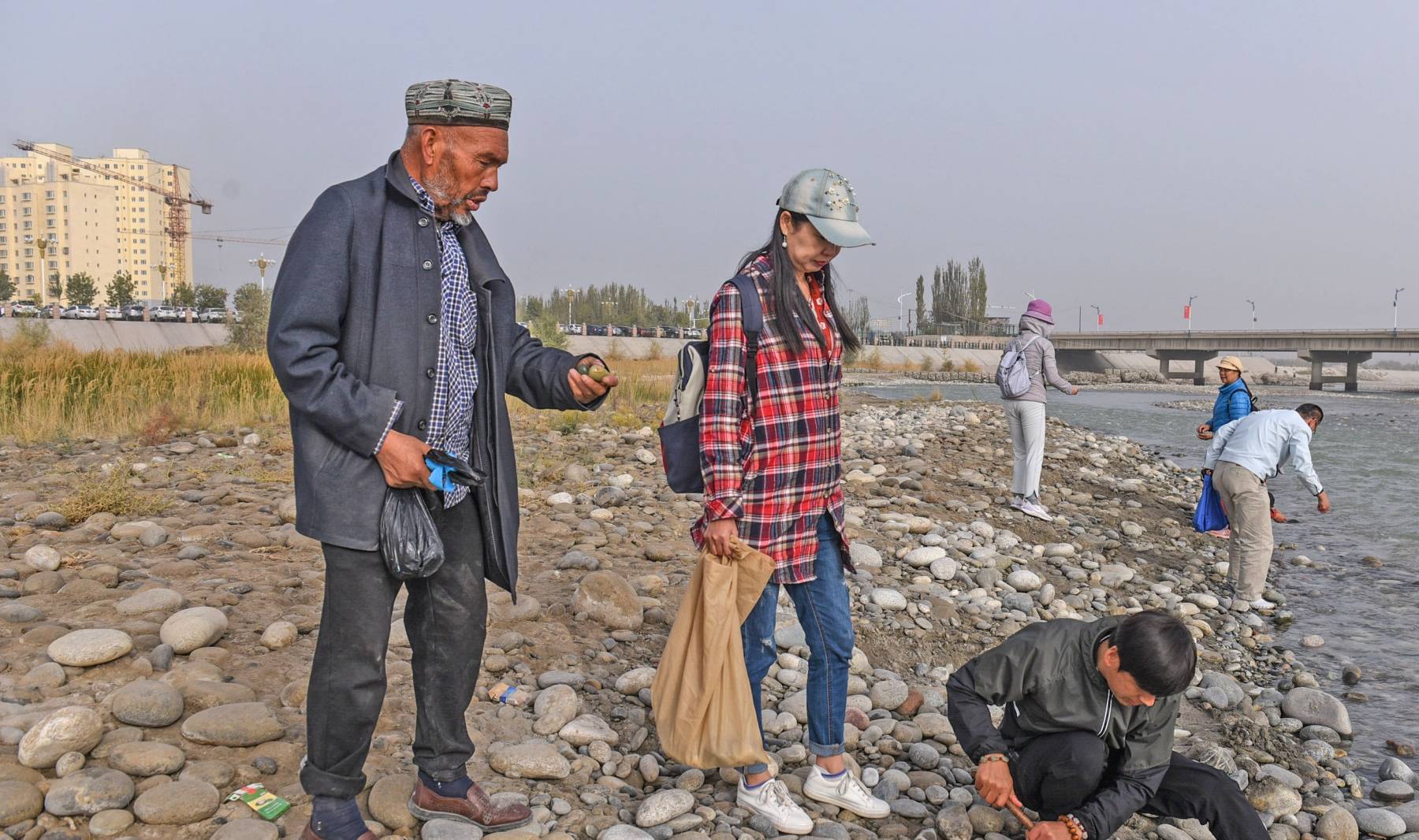 新疆和田河滨采玉场，游客也能挖，小伙挖获“宝物”有人出价6000  第7张