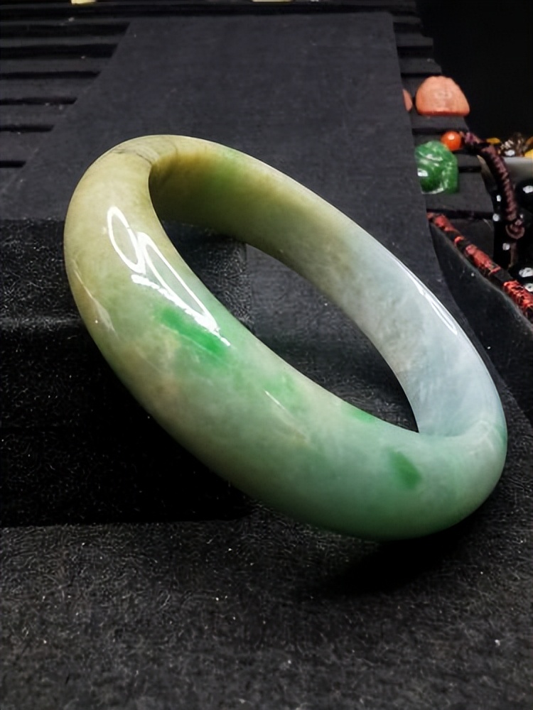 翡翠要养是不是有点新鲜感？这便是“人养玉，玉养人”的含义地点  第5张