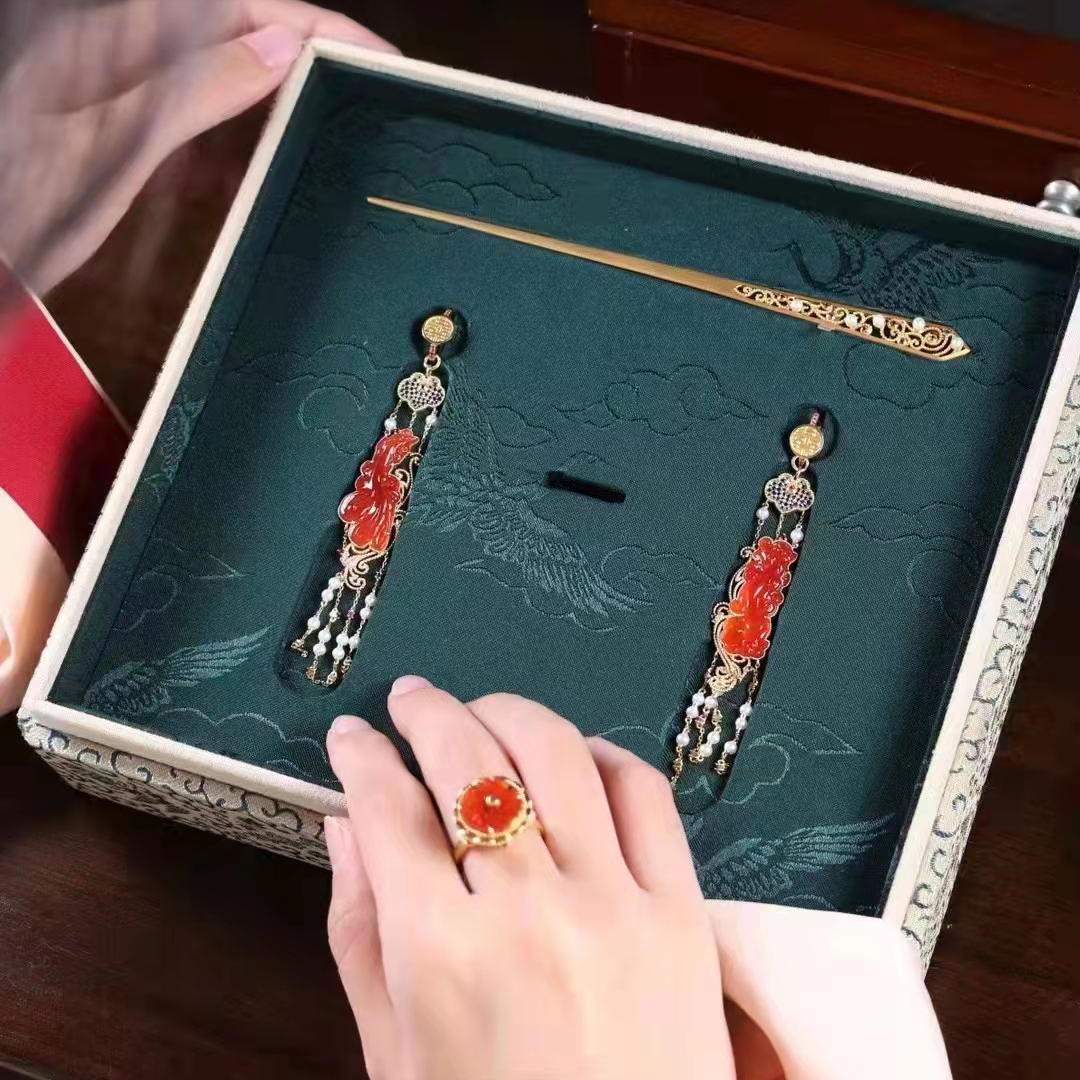 行家说：“万翠易得，一翡难求”，赤色的翡翠究竟是有多美呢？  第3张