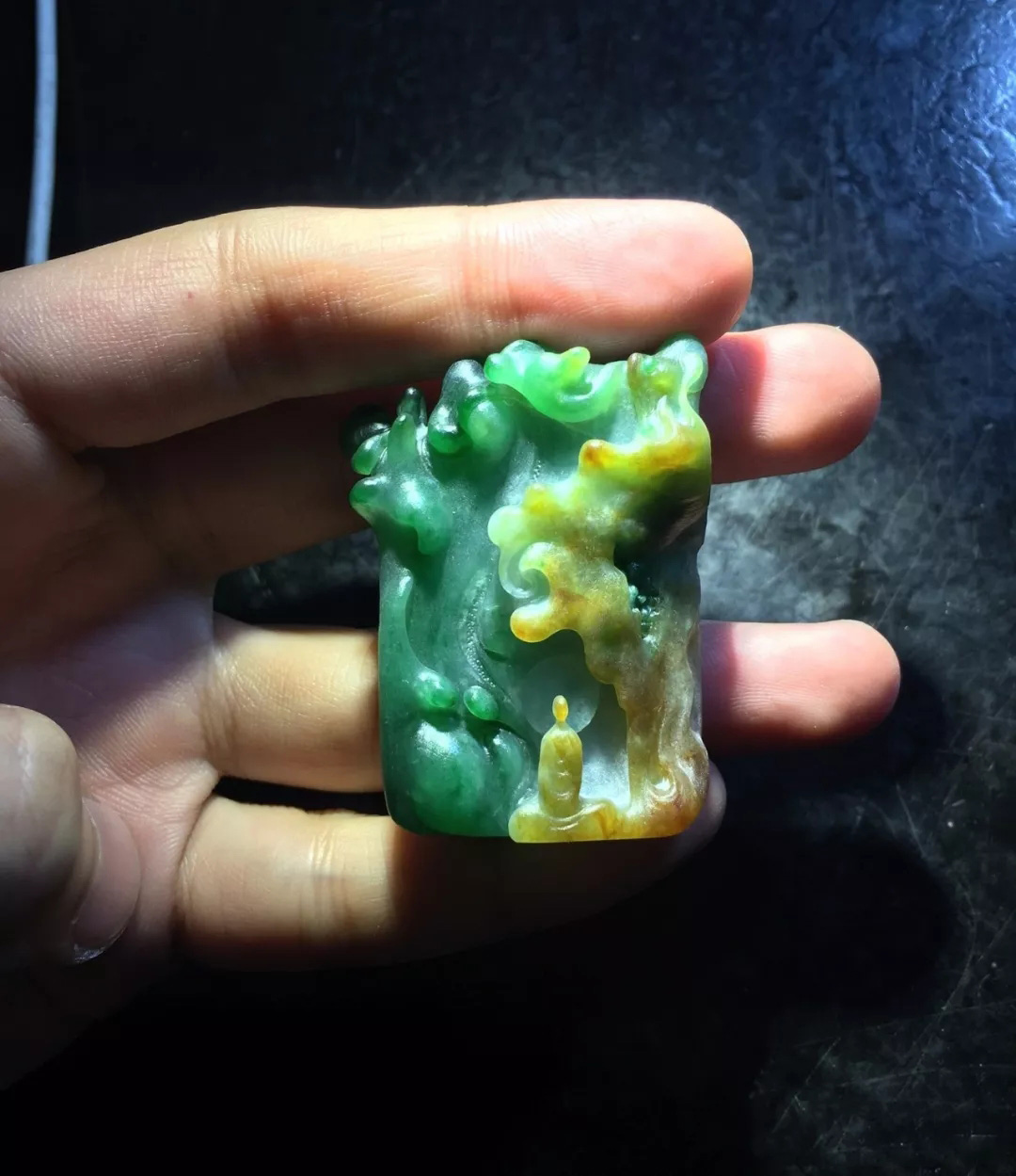 俏色巧雕,他把多色翡翠料子玩得别有神韵! 第10张
