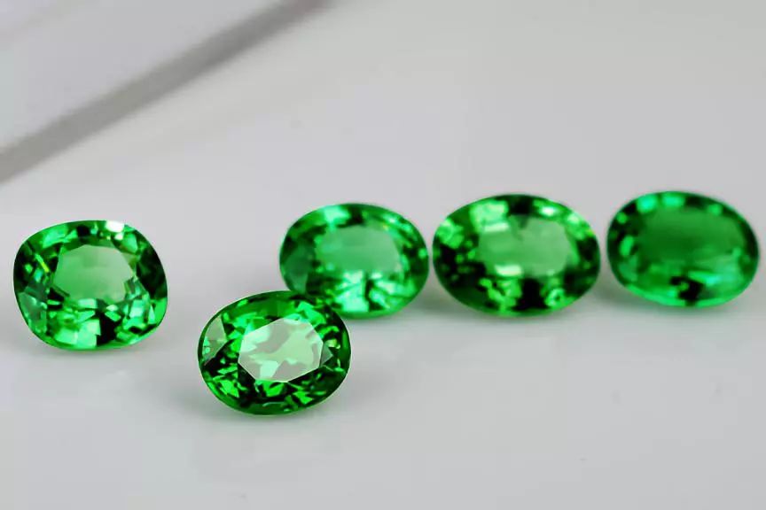 宝石光芒耀眼，美丽绝伦是因为什么，你知道吗？  第2张