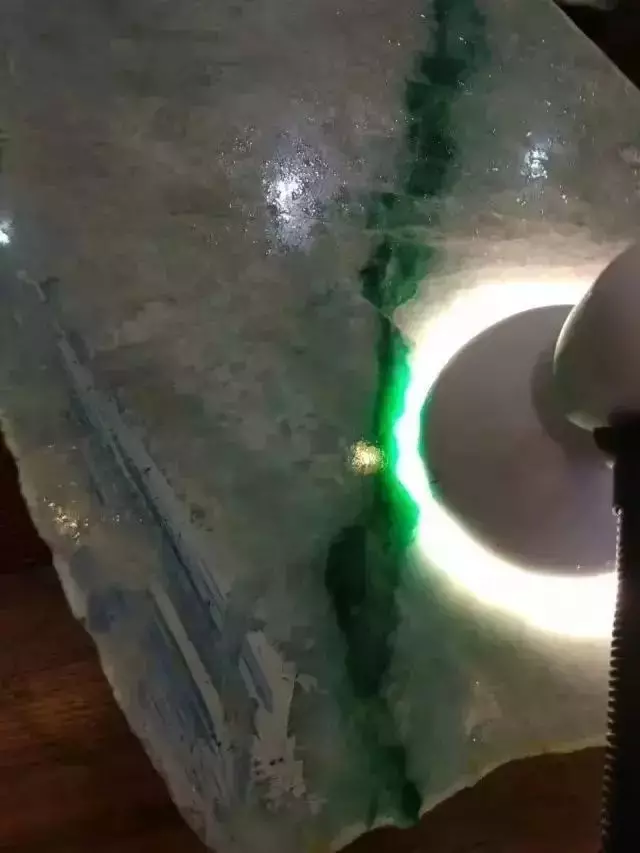 翡翠赌石:宁买一条线,不买一大片 第2张